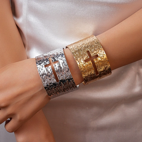 Breites Eisen Manschettenarmband Hammerschlag Textur Hohlkreuz Offener Reif Vintage Religiöser Modeschmuck Damen