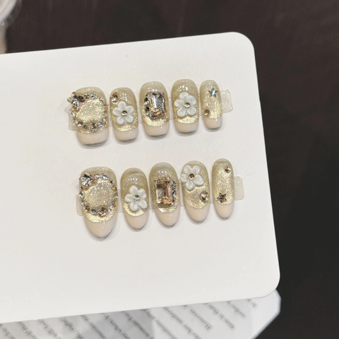 Handgefertigte Aufklebbare Nägel Mit Weißen 3D-Blumen Quadratischen Strasssteinen Champagnergold-Glitzer Eleganter Luxusstil