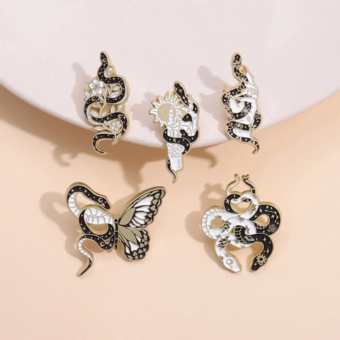 Spilla in Smalto a Forma di Serpente Vintage Mistero Luna Stella Farfalla Floreale Lega Placcata Oro Distintivo Unisex Gioielli