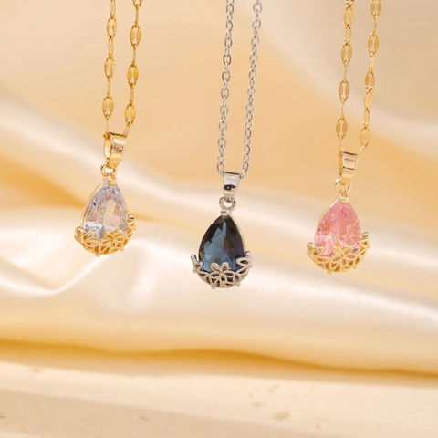 Elegante Tropfen Anhänger Halskette Kupfer Eingelegter Zirkon Hohlblumen Design Modeschmuck Für Damen