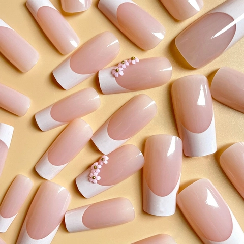 Faux Ongles French Longue Forme Carrée Rose French Tips Avec Décoration Fleurs Roses 3D Et Perles Dorées Style Doux