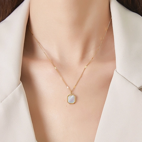 Collar con Colgante de Nácar Blanco Geométrico Minimalista en Acero Inoxidable Chapado en Oro 18K Joyería para Mujer