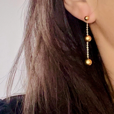 Lange Quasten-Ohrhänger 18 Karat Vergoldeter Edelstahl Drei Runde Kugelkette Linearer Tropfen Elegant Für Damen