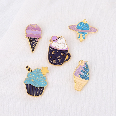 Simpatica Spilla a Forma di Gelato in Lega Cielo Stellato Kawaii Pianeta Cupcake Badge Spille Creative per Zaino Cibo per Donna Uomo Bambino Gioielli