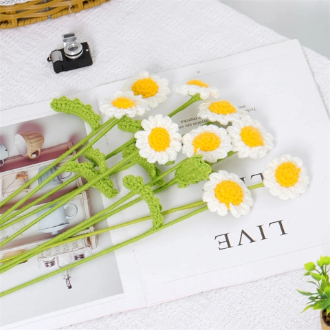 Handmade Crochet Knitted Daisy Artificial Flower Bouquet Desktop Decoration White Pink Chamomile Wool Flower For Home Decor