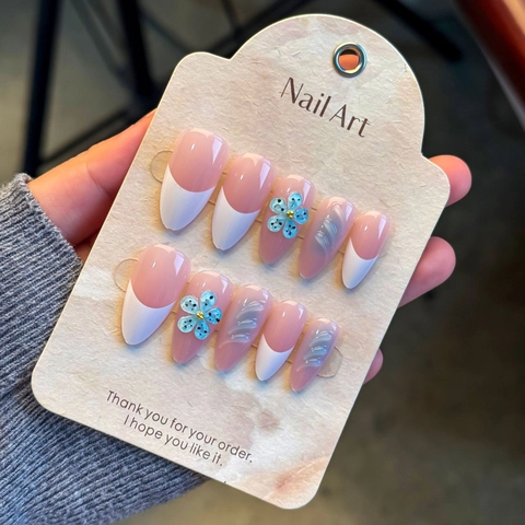 Faux Ongles Press On Forme Amande French Tip Avec Fleurs 3D Bleues Et Billes Métalliques Dégradé Rose Translucide