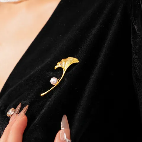 Elegante Spilla A Foglia Di Ginkgo Per Donna Rame Placcato Oro Reale Con Perla Artificial Bianca Spilla Retro Moda Lusso Gioielli