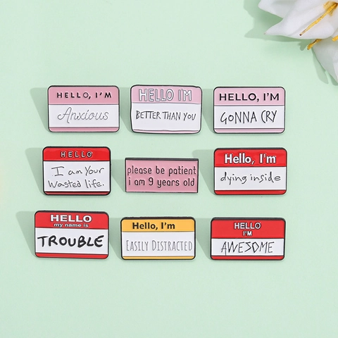 Lustige Emaille Brosche Pins Zinklegierung Hello My Name Is Tag Design Inspirationale Soziale Humor Abzeichen