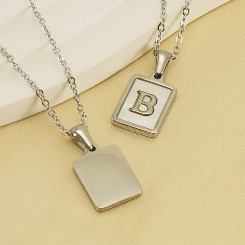 Vierkante Hanger Ketting Met Natuurlijke Witte Schelp Inleg En Beginletter Roestvrij Staal Elegant Sieraad Voor Dames