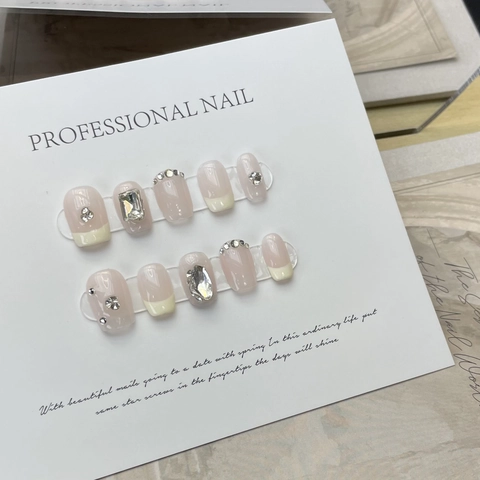 Handgefertigte Französische Press On Nägel Hellrosa Cremeweiß Mit Luxus Strasssteinen Quadratischen Kristallen Elegant Für Frauen