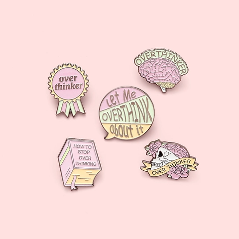 Spilla in Smalto Overthinker Macaron Rosa Cervello Teschio Libro Fumetto Medaglia Spilla Cartone Animato Lega Distintivo Zaino Accessorio Abbigliamento
