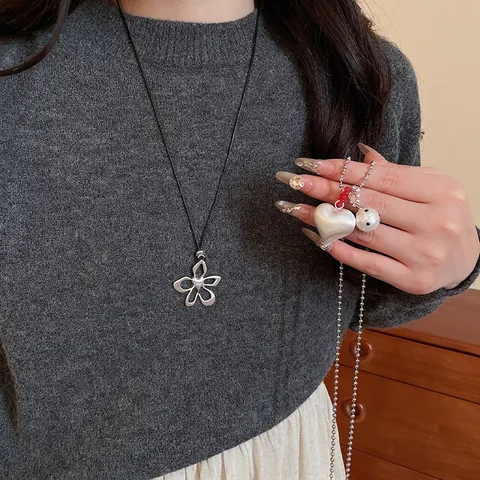 Hohlblumen Herz Anhänger Lange Halskette Legierung Perlenkette Wachsseil Verstellbarer Schmuck Für Damen Retro Stil