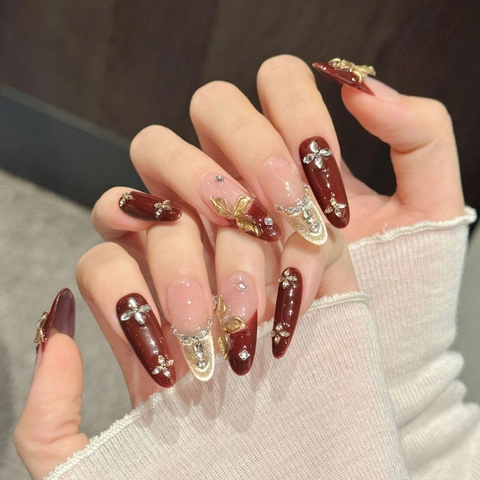 Unghie Finte 3D Placcate in Oro di Lusso Vintage con Fiori Intagliati Strass Zirconia Rosso Borgogna Nude Manicure Donna
