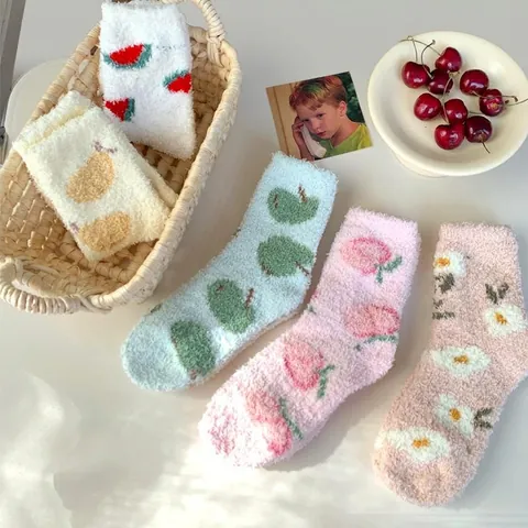 Chaussettes mi-mollet Femme en Polaire Corail Chaude Épaissie Motif Fruit Pelucheux Chaussettes de Sommeil Douces Imprimé Fruit