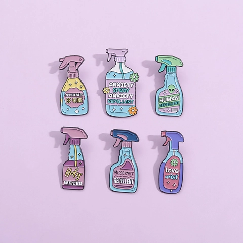 Broches en Alliage en Forme de Flacon Pulvérisateur Émaillé Avec Slogans Anglais Amusants Badges pour Sac à Dos Vêtements Bijoux Tendances