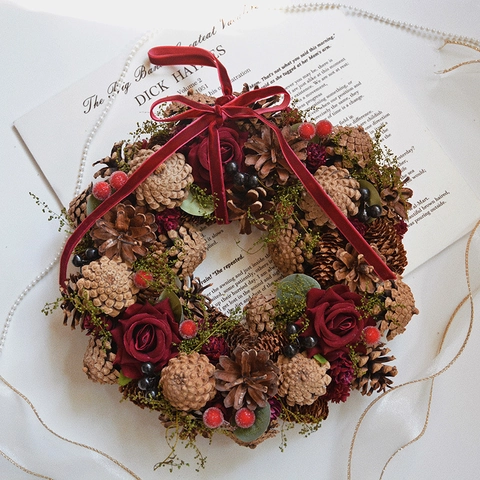 Decorazione Ghirlanda Di Natale Con Pigne Naturali Rose Di Raso Bacche E Nastro Di Velluto Casa Vacanze Vintage