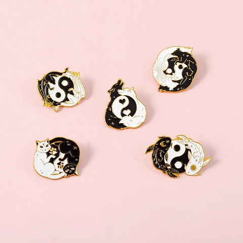 Vintage Yin Yang Animal Enamel Pin Badge Alloy Black White Koi Cat Dragon Wolf Brooch Jewelry For Backpack Clothes Decoration