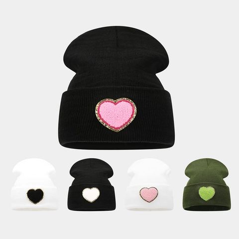 Gorro De Punto Acrílico Cálido Cortavientos Invierno Exterior Parche De Corazón Bordado De Chenilla Para Mujer