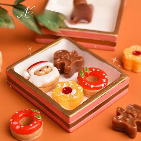 Christmas Resin DIY Accessories Gingerbread Man Santa Claus Donut Miniature Play Food For Phone Case Decor Crafting