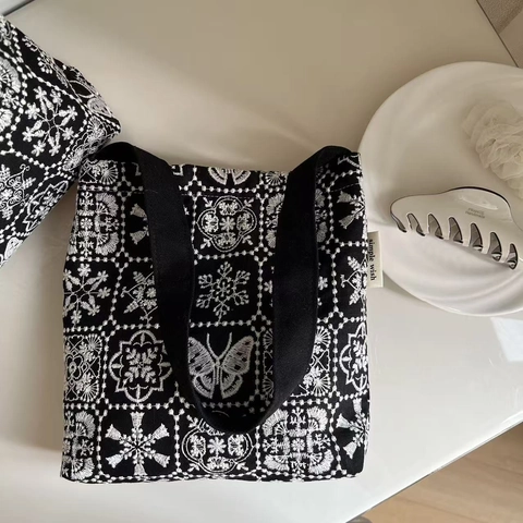 Women Small Embroidery Canvas Shoulder Bag Butterfly Floral Pattern Underarm Handbag Magnetic Closure Vintage Style