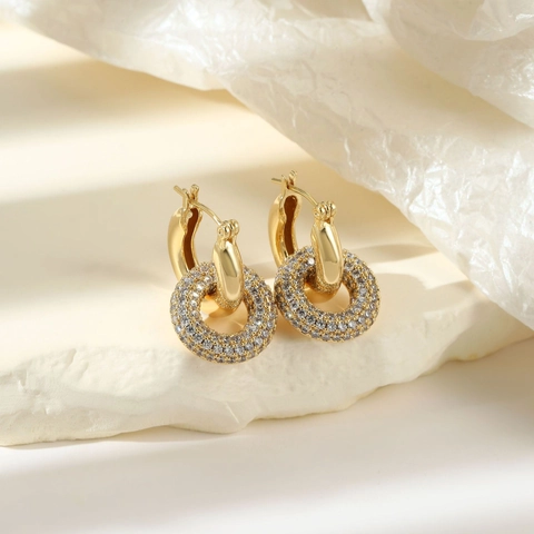 Boucles D'oreilles Huggie Hoop Avec Pendentif Rond En Micro Pave Zirconia Cuivre Plqué Or Bijoux Pour Femmes
