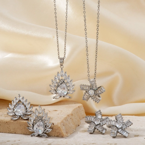 Collana e Orecchini in Acciaio Inossidabile Zirconia di Lusso Francese per Donna Elegante Ciondolo a Fiore Stella Cuore Gioielli