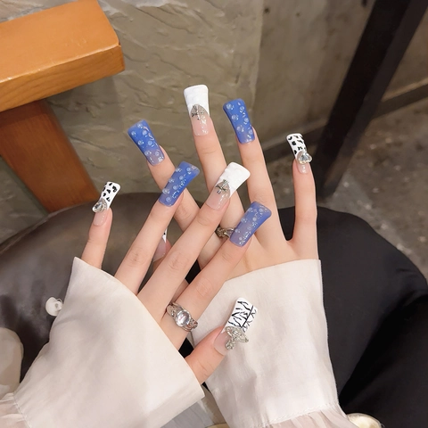 Handgefertigte Nägel Zum Aufdrücken Lange Entenschnabel Y2K Blau Zebramuster Mit Saturn Kreuz Herz Strass Charms Luxus Maniküre