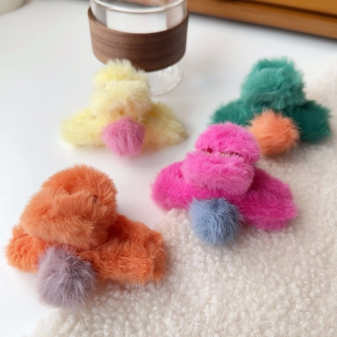 Cute Faux Fur Hair Claw Clips Plush Pom Pom Contrast Color Hair Barrettes Elegant Winter Autumn Hair Accessories For Women