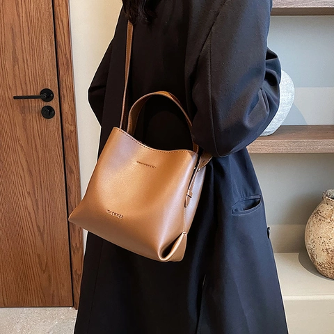 Sac Seau Femmes Cuir PU Grande Capacité Couleur Unie Sac Bandoulière Vintage Élégant Sac À Main Polyvalent Mode