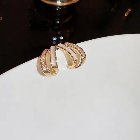 Pendientes De Aro En Forma De C De Doble Capa De Cobre Bañado En Oro Con Concha Blanca Y Circonita