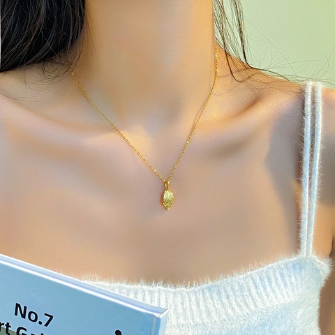 Elegante Collana Con Ciondolo a Foglia d'Oro per Donna Catena in Acciaio al Titanio Con Strass Intarsiati Gioielli di Moda Minimalista Catena da Clavicola Regalo