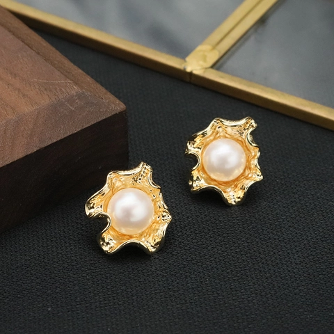 Orecchini Künstliche Perle Metallo Martellato Retro Francese Con Perno Placcato Oro 18K Da Donna