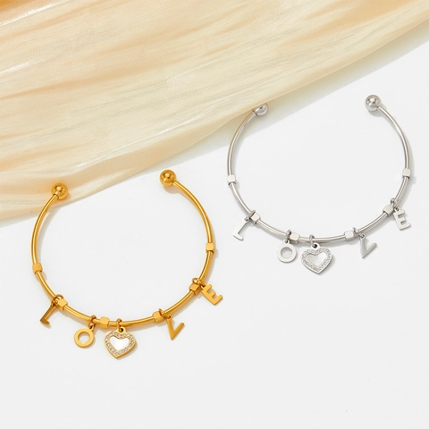 Roestvrijstalen Open Armband Met LOVE Letterhangers Hart Hanger Kunstparelmoer Elegante Sieraden Voor Dames