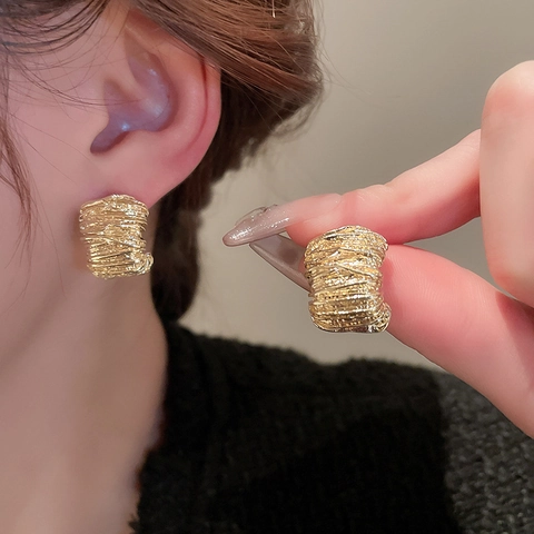 Minimalist Geometric Pleated C-Shape Stud Earrings With Silver Earring Post For Women Alloy Metallic High-End Fashion