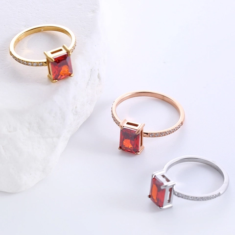 Anello Minimalista in Acciaio Inossidabile con Zirconia Quadrata Incastonatura a Quattro Griffe Gioiello Donna
