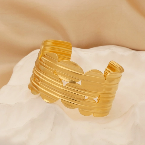 European American Wide Hollow Hammered Bangle For Women Stainless Steel Gold Plated Cuff Bracelet Fashion Jewelry Accessory