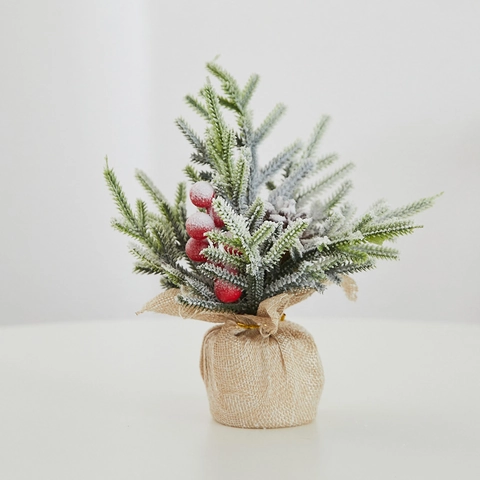 Mini Sapin De Noël Artificiel PE Neige Flocage Pommes De Pin Baies Rouges Base En Toile De Jute Décoration Table