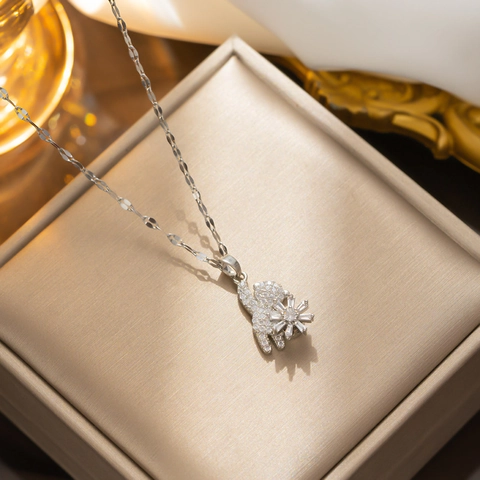 Collana con Ciondolo a Forma di Orso Rotante in Acciaio Inossidabile Strass Intarsiato Orso Rotante Ciondolo Animale Collana a Catena da Donna Gioielli alla Moda