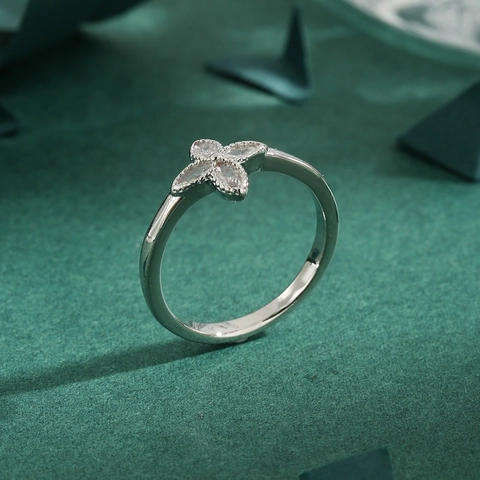 Elegante Anillo de Cobre con Trébol de Cuatro Hojas y Strass Moda Micro-Pavé Simple Anillo Plateado Joyería para Mujer Regalo Diario