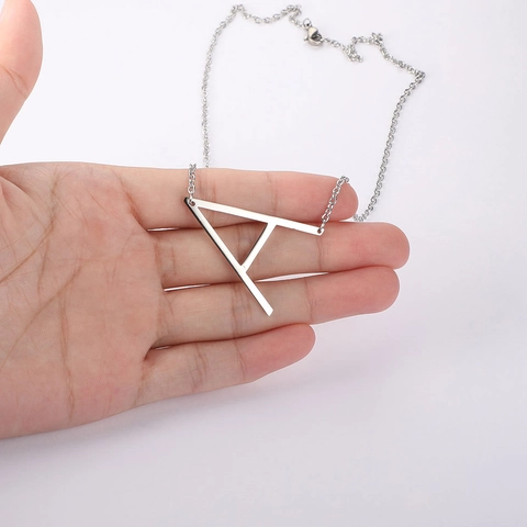 Collier avec Pendentif Initiale en Acier Inoxydable Minimaliste pour Femmes Collier Alphabet en Acier Titane Accessoire Bijoux Cadeau