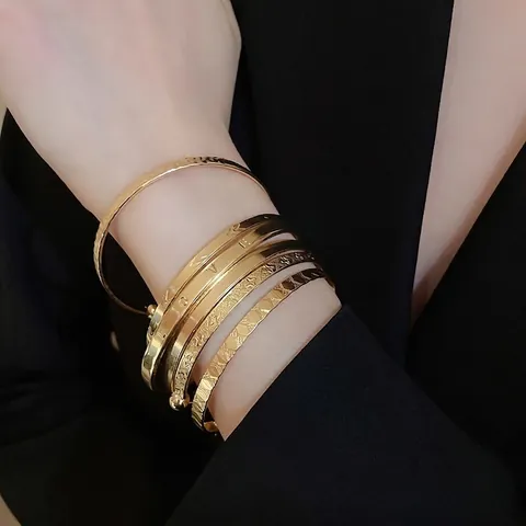 Stapelbare Metalen Bangle Handsieraden Gegraveerde Letter Gehamerde Textuur Open Manchet Geometrisch Ontwerp Modieus Voor Dames