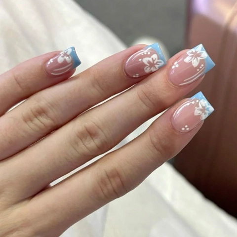 Faux Ongles Carrés Courts ABS Base Dégradée Rose Pointes Françaises Bleues Avec Motifs De Fleurs Blanches Pour Femmes