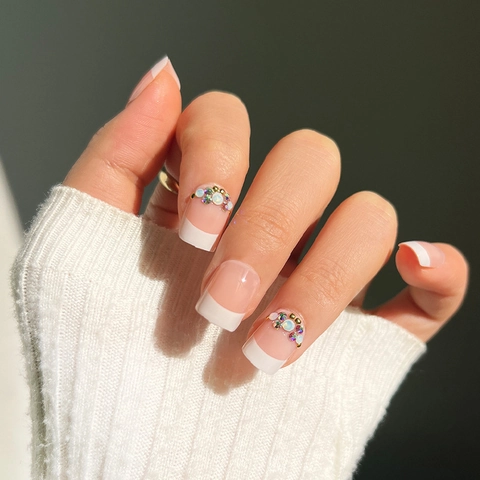 French White Tip Press On Nails With Colorful Rhinestones Artificial Pearl Beads Short Square Nude Pink Fake Nails Elegant