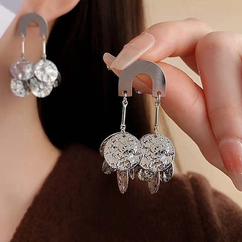 Orecchini Pendenti Con Nappine Di Paillettes In Metallo Martellato Con Perno In Argento Stile Geometrico A Forma Di U