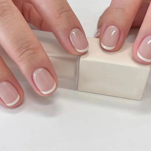 French Tip Press-On-Nägel Kurz Rund Rosa Nude Glänzend Künstliche Nägel Für Frauen Süße Einfache Tägliche Maniküre