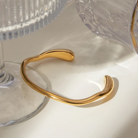 Minimalistischer 18K Vergoldeter Edelstahl Armreif Für Damen Unregelmäßiges Wellen Design Personalisierter Ins Stil Modeschmuck Geschenk