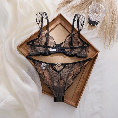 Sexy Transparente Spitze Stickerei BH Und Slip Kabelgebunden Ultradünne Netzunterwäsche Für Frauen Herzdekor