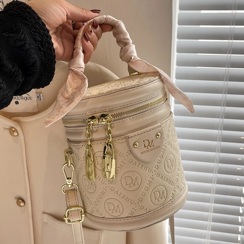 Sac Seau Cylindrique Femme Cuir PU Motif Gaufré Poignée Foulard Satin Matériel Doré Bandoulière Amovible Mode