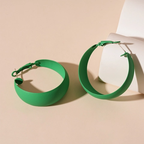 Matte Grüne Creolen Mit Silber Ohrstecker Minimalistische C-Förmige Geometrische Eisen Kreis Für Frauen