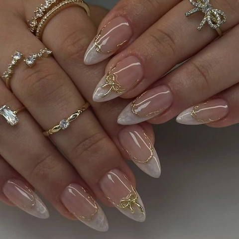 Lange Amandel Plaknagels Met Frans Marmerdesign Nude Roze Met Elegante 3D Gouden Strikjes Decoratie Kunstnagels